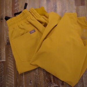 Figs Women’s RARE FIND Mustard Yellow Scrub Set. XS.